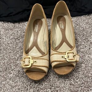 Naturalizer Tan Cream Wedges with Strappy Design